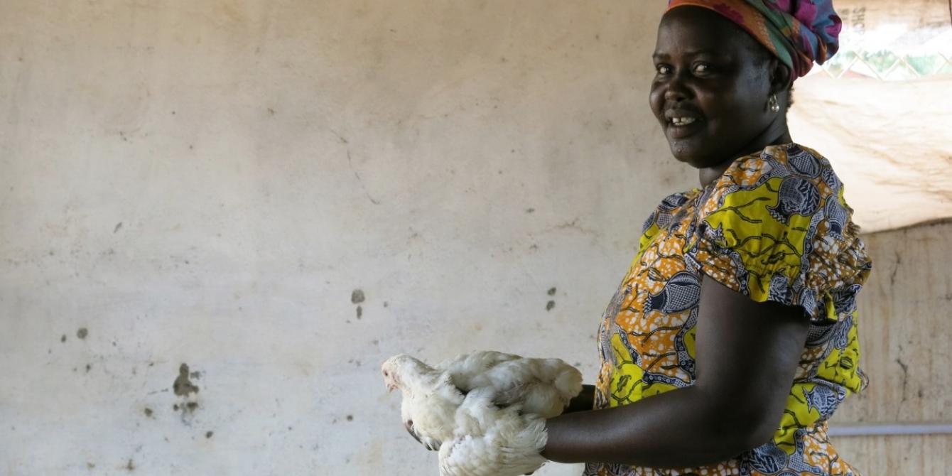 27 mars 2019 - Avec les revenus de son poulailler soutenu par Oxfam à Bangui, les trois enfants d'Inès OUABANGUE vont à l'école. © Aurélie Godet/Oxfam Avec les revenus de son poulailler soutenu par Oxfam à Bangui, les trois enfants d'Inès OUABANGUE vont à l'école. © Aurélie Godet/Oxfam